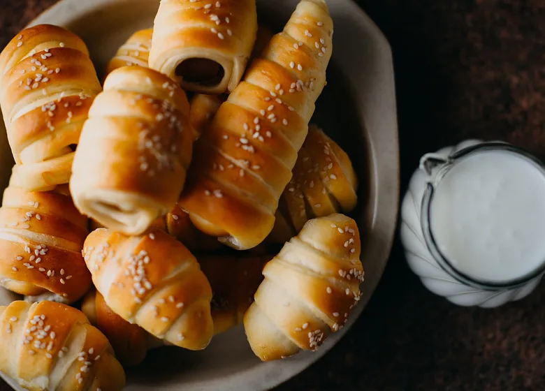 Panecillos con ajonjolí en un plato hondo